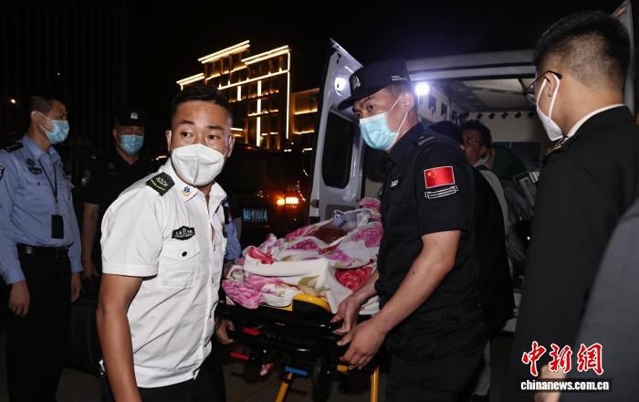 西藏聂拉木边检站为尼泊尔重症患者开通生命救助通道优先通关  第2张