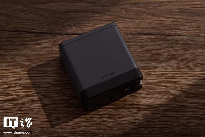 大疆发布首款氮化镓充电器：三口输出140W，预售价209元  第6张