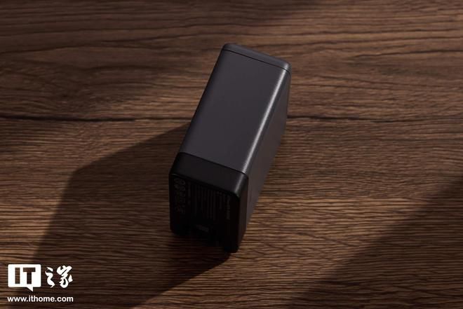 大疆发布首款氮化镓充电器：三口输出140W，预售价209元  第7张