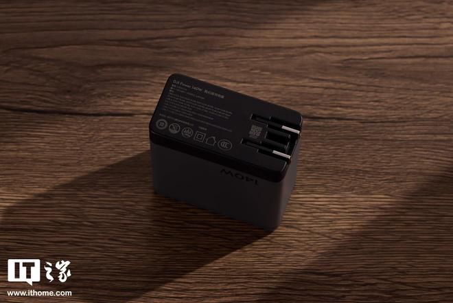 大疆发布首款氮化镓充电器：三口输出140W，预售价209元  第4张