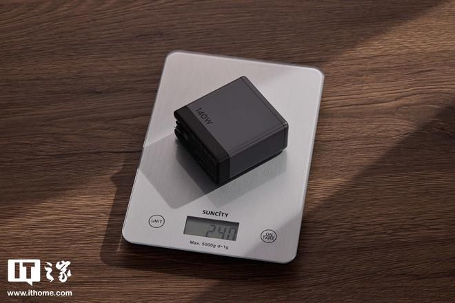 大疆发布首款氮化镓充电器：三口输出140W，预售价209元  第11张