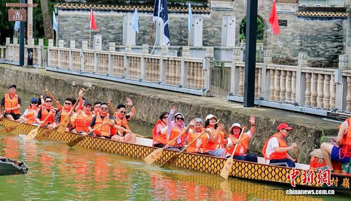 马来西亚自媒体人广州大岭村执桨 体验端午龙舟实操  第1张