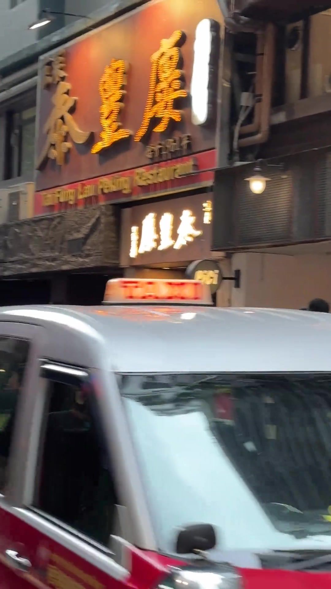 希腊篮球运动员阿德托昆博抵港开启中国行  第1张