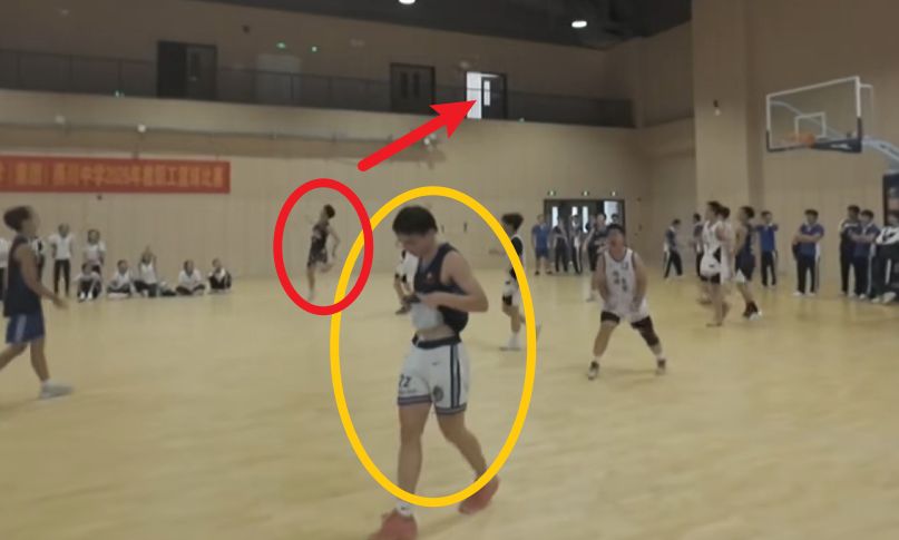 让子弹再飞一会儿🤯深圳一中学篮球比赛惊现不看筐背投压哨绝杀  第1张
