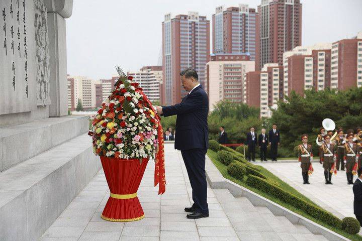 习近平6月9日在朝鲜参谒中朝友谊塔 金正恩及双方夫人陪同