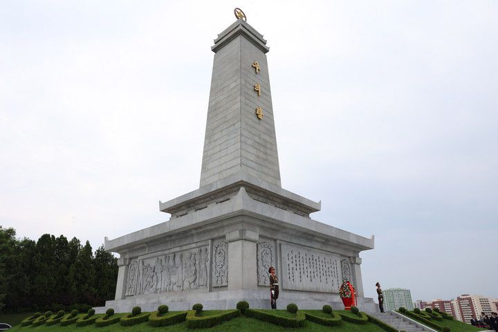 习近平在朝鲜参谒中朝友谊塔 金正恩夫妇陪同 两次访朝均专程前往  第2张