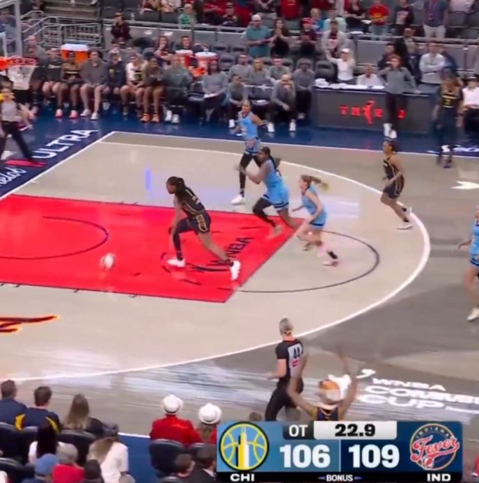 WNBA常规赛印第安纳狂热加时战胜芝加哥天空 阿丽娅·波士顿执行关键边线球遭犯规  第2张