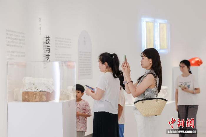 千年“中国白”遇见深圳 德化瓷美学展圈粉年轻人  第2张