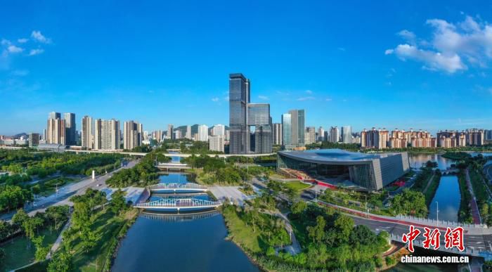 马来西亚网红博主走进广州南沙 体验疍家文化与无人驾驶