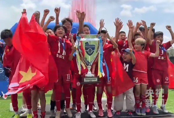 中国足球小将2014梯队意大利赛事七战全胜夺冠 民间青训模式引发关注