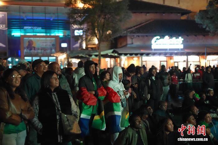约翰内斯堡千余名球迷深夜聚集观赛 世界杯揭幕战热浪从墨西哥城传导至南非  第2张