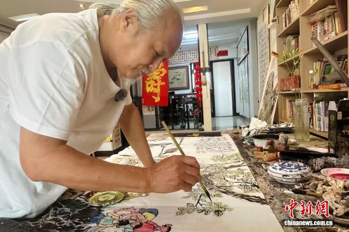 河南七旬书画家刘宪中历时七年完成百米民俗长卷《北京大集图志