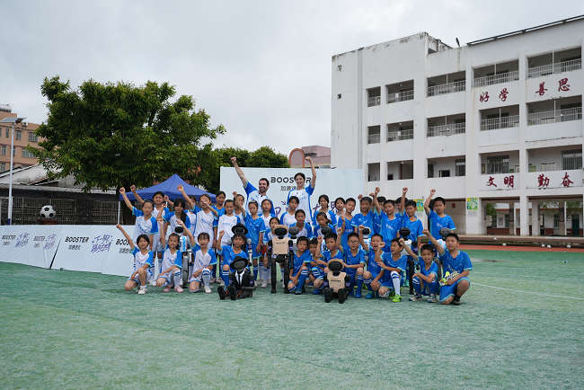 广东英德留守儿童小学足球赛落幕 与2026美加墨世界杯同步