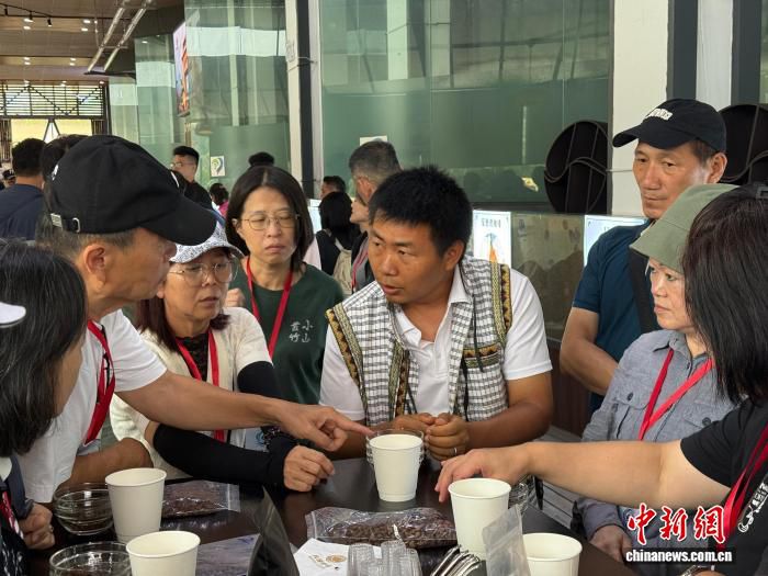 第二届海峡两岸咖啡文化交流活动在保山举行 两岸嘉宾共植云台咖啡纪念林  第3张