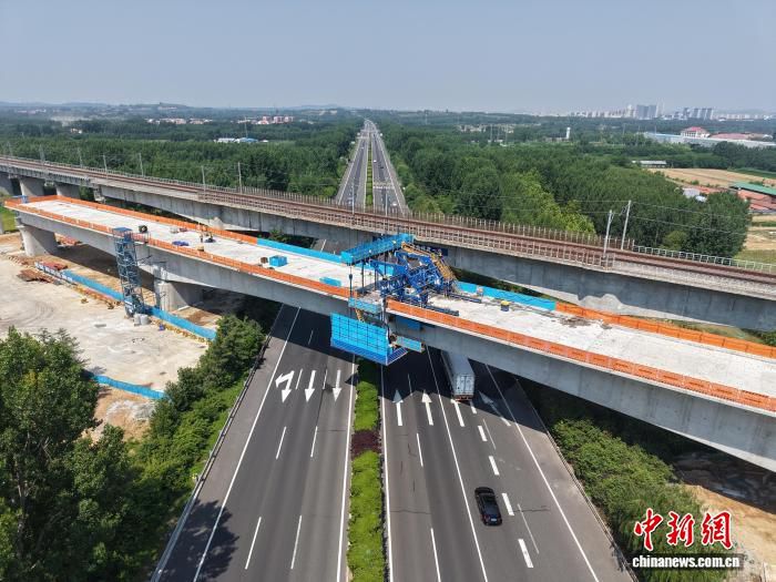 潍宿高铁至青岛连接线跨青兰高速连续梁合龙 关键控制性工程取得突破  第2张