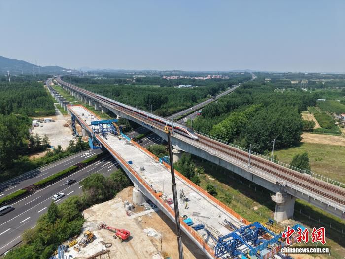 潍宿高铁至青岛连接线跨青兰高速连续梁合龙 关键控制性工程取得突破