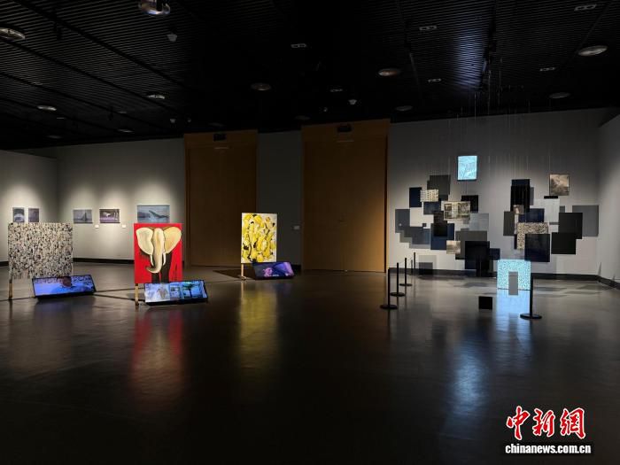 流动的边界》艺术展在盐城市美术馆启幕 19位新锐艺术家作品亮相