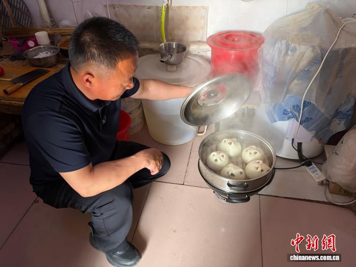 内蒙古村支书邬永强2025年6月尝试短视频“干饭干饭”带动农副产品销售