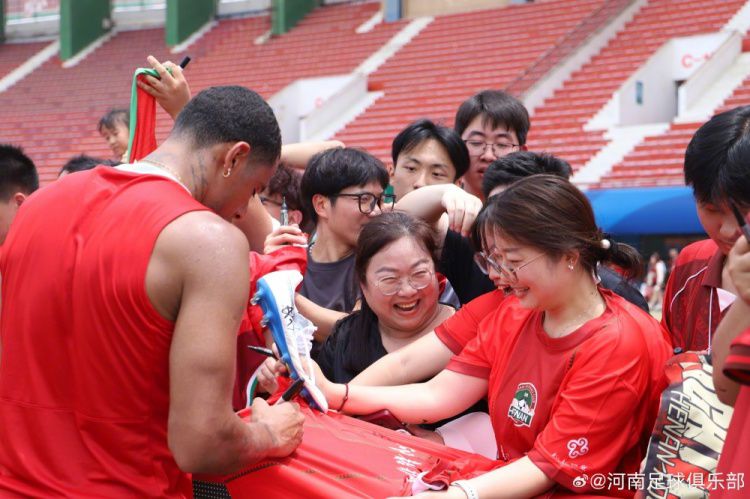 河南足球俱乐部举行球迷开放日，一线队与数百名球迷互动  第3张