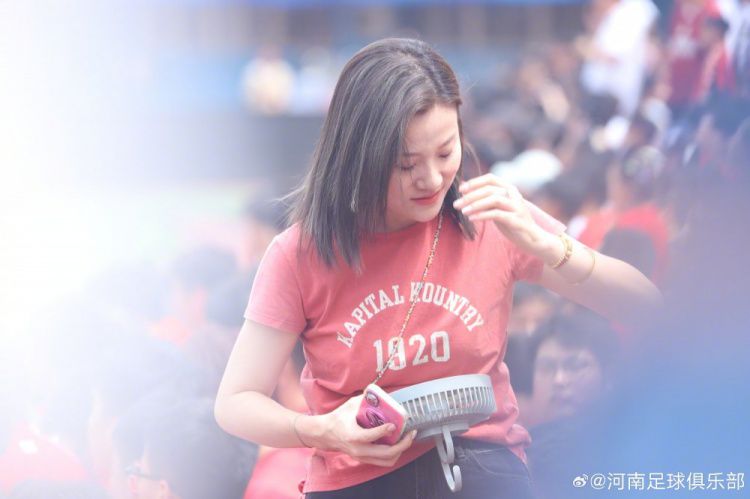 河南足球俱乐部举行球迷开放日，一线队与数百名球迷互动  第8张