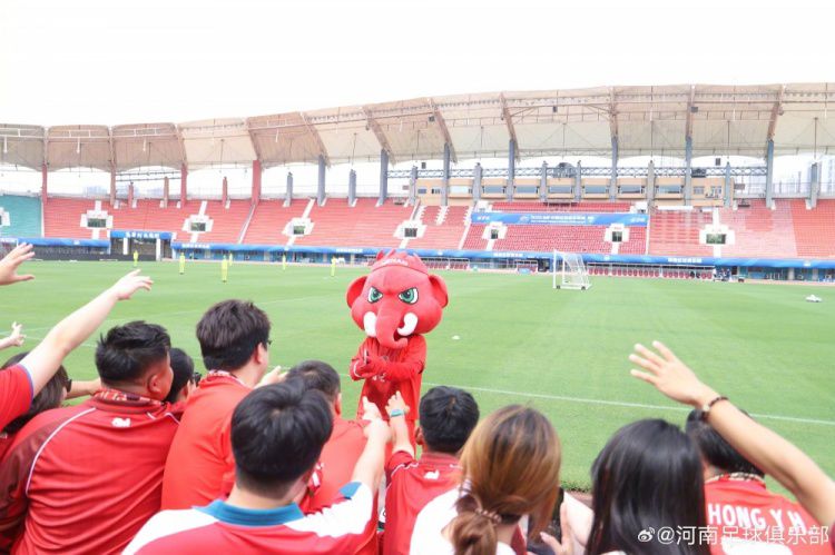 河南足球俱乐部举行球迷开放日，一线队与数百名球迷互动  第14张