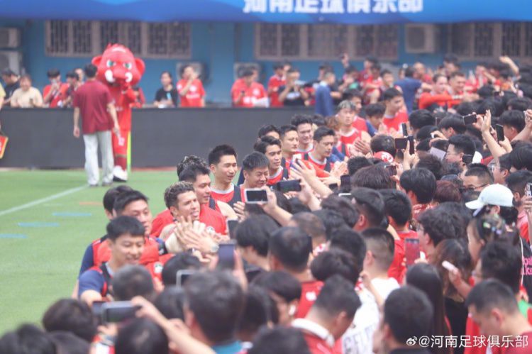 河南足球俱乐部举行球迷开放日，一线队与数百名球迷互动  第12张