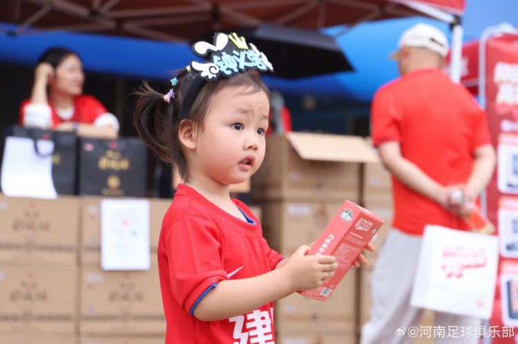 河南足球俱乐部举行球迷开放日，一线队与数百名球迷互动  第16张