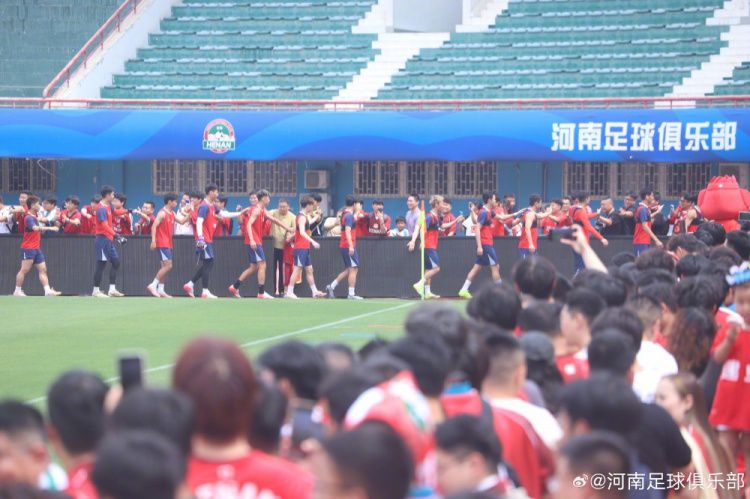 河南足球俱乐部举行球迷开放日，一线队与数百名球迷互动  第13张