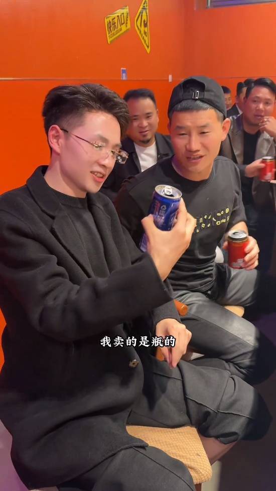 演员谢孟伟聚餐即兴翻拍网络片段 同桌路人误以为当场训斥导演 第3张 演员谢孟伟聚餐即兴翻拍网络片段 同桌路人误以为当场训斥导演 第3张