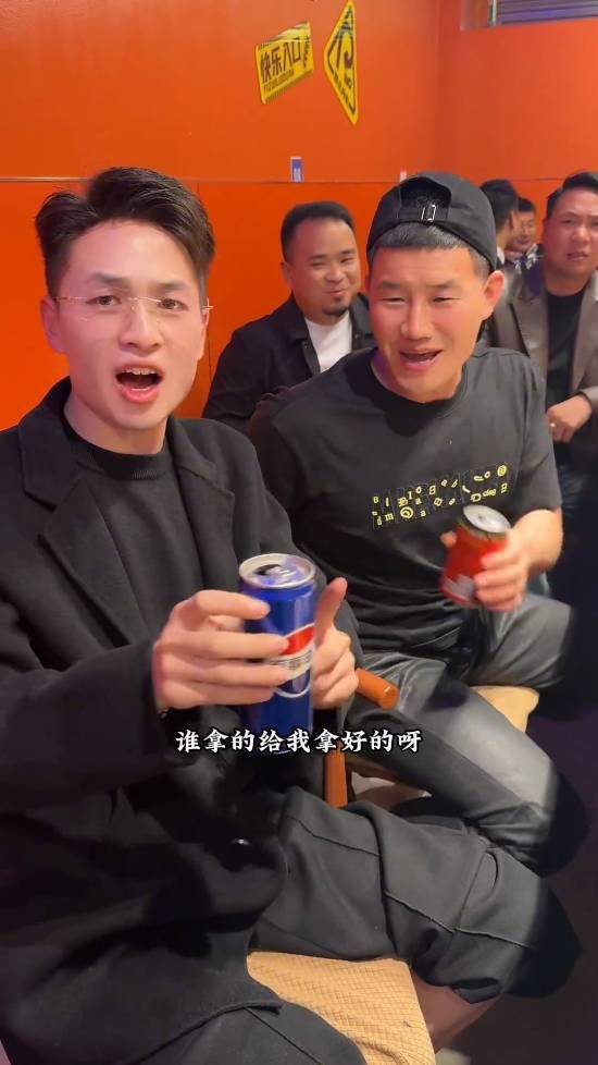 演员谢孟伟聚餐即兴翻拍网络片段 同桌路人误以为当场训斥导演 第5张 演员谢孟伟聚餐即兴翻拍网络片段 同桌路人误以为当场训斥导演 第5张