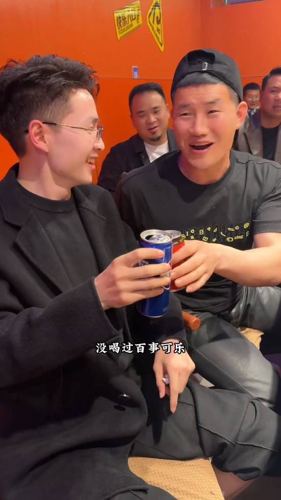 演员谢孟伟聚餐即兴翻拍网络片段 同桌路人误以为当场训斥导演 第6张 演员谢孟伟聚餐即兴翻拍网络片段 同桌路人误以为当场训斥导演 第6张