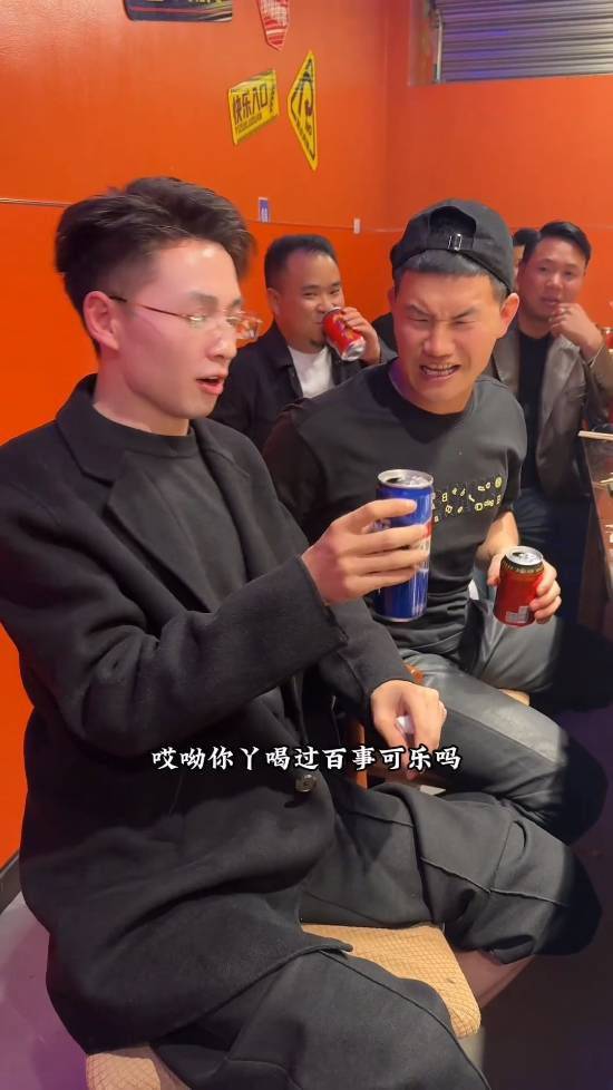 演员谢孟伟聚餐即兴翻拍网络片段 同桌路人误以为当场训斥导演 第4张 演员谢孟伟聚餐即兴翻拍网络片段 同桌路人误以为当场训斥导演 第4张