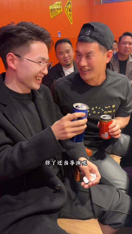 演员谢孟伟聚餐即兴翻拍网络片段 同桌路人误以为当场训斥导演 第7张 演员谢孟伟聚餐即兴翻拍网络片段 同桌路人误以为当场训斥导演 第7张