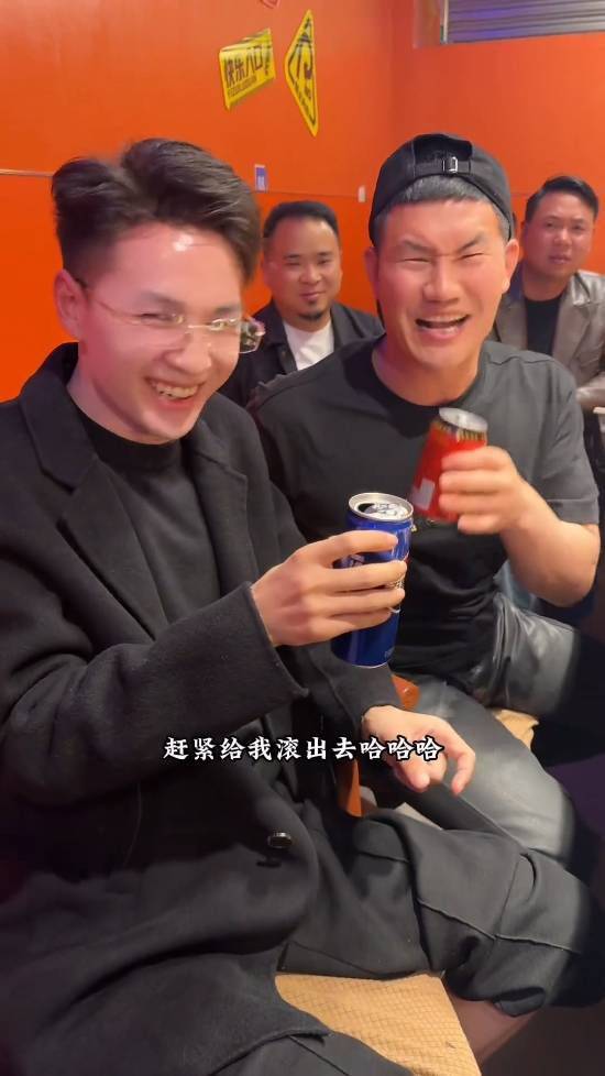 演员谢孟伟聚餐即兴翻拍网络片段 同桌路人误以为当场训斥导演  第8张