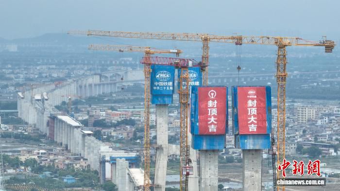 深江铁路全线斜拉桥主塔封顶 广中江特大桥跨虎跳门水道斜拉桥完成关键节点