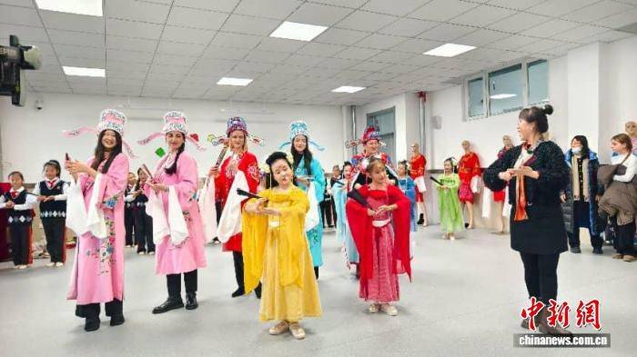 俄罗斯研学团在黑龙江东宁学习中国戏曲 2026年将启动中俄教育年