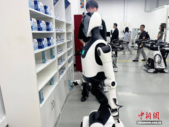 北京人形机器人创新中心具身智能基地超120台机器人进行数据采集与训练