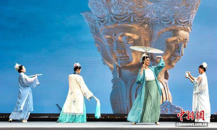 峨眉山-乐山大佛列入世界遗产30周年旅游推介会在巴黎举行 百余名中法代表参与 第2张 峨眉山-乐山大佛列入世界遗产30周年旅游推介会在巴黎举行 百余名中法代表参与 第2张