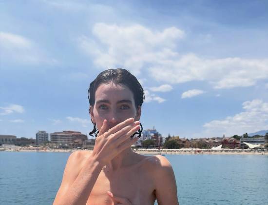 梅多·沃克社交平台发布海边度假写真，造型尺度引网友讨论