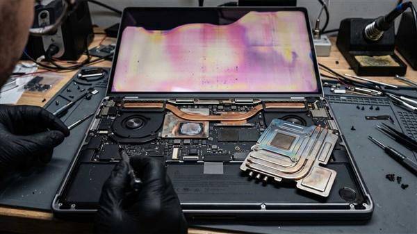 海外用户反馈M5 Max版MacBook Pro执行大语言模型推理时出现区域性屏幕色偏