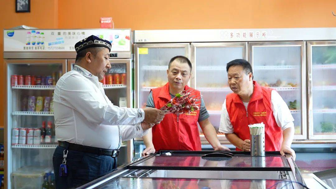 宜春袁州区一名维吾尔族商户22年间从街头摊贩发展为连锁加工与门店经营者