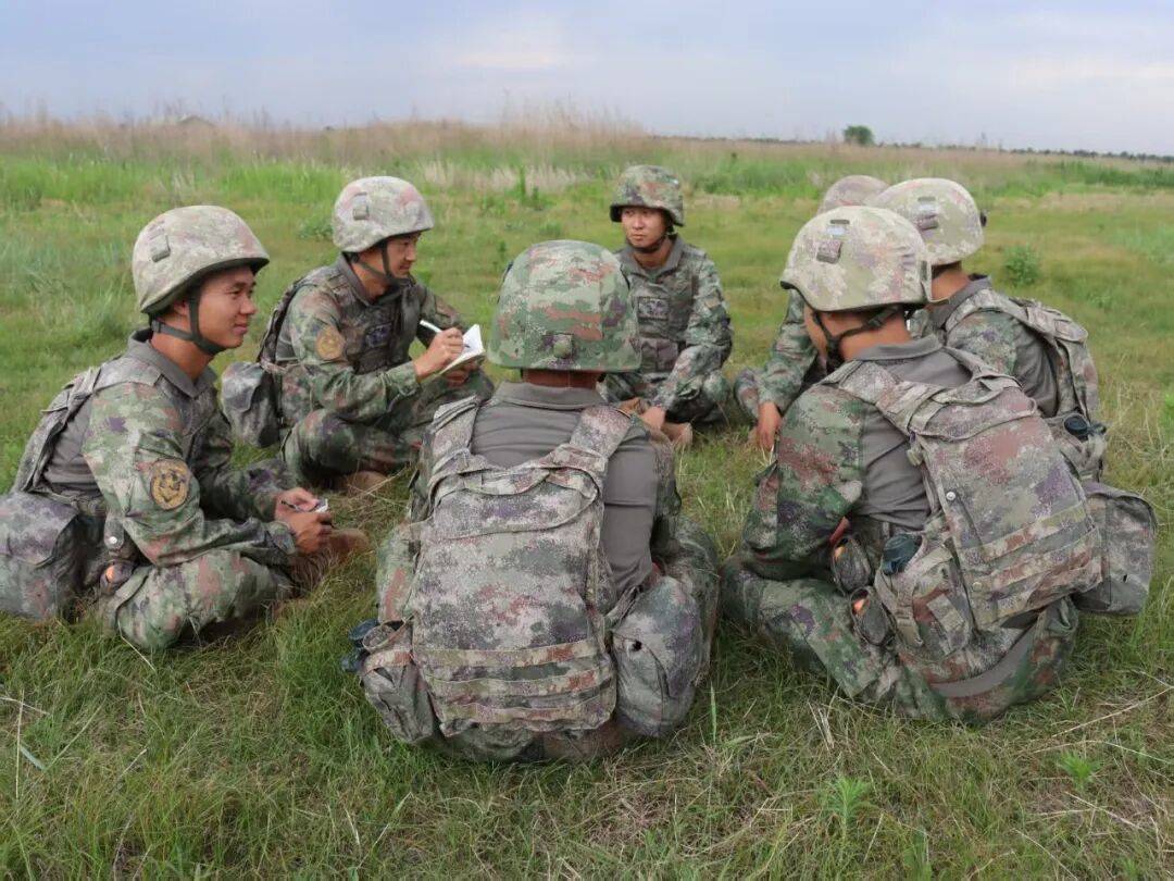 北部战区陆军某旅某营在野外驻训场迎接新战友下连 第5张 北部战区陆军某旅某营在野外驻训场迎接新战友下连 第5张