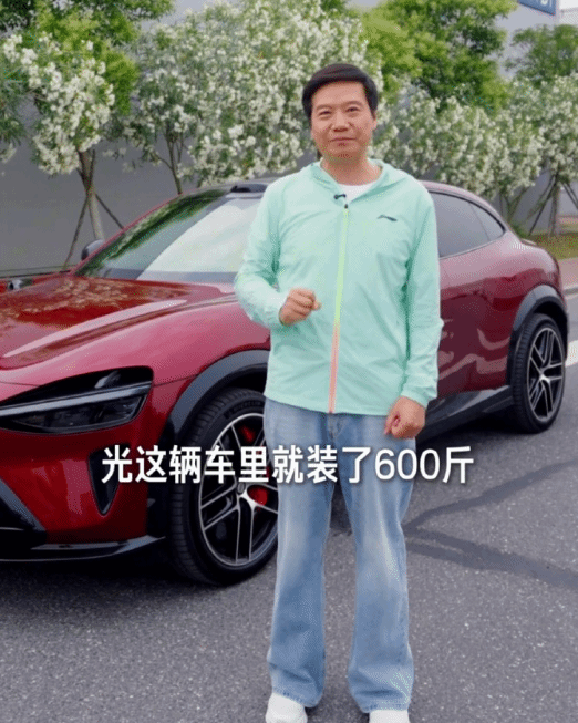 雷军2026年6月12日驾驶小米YU7装载600斤车厘子赴盐城试验场慰问工程师