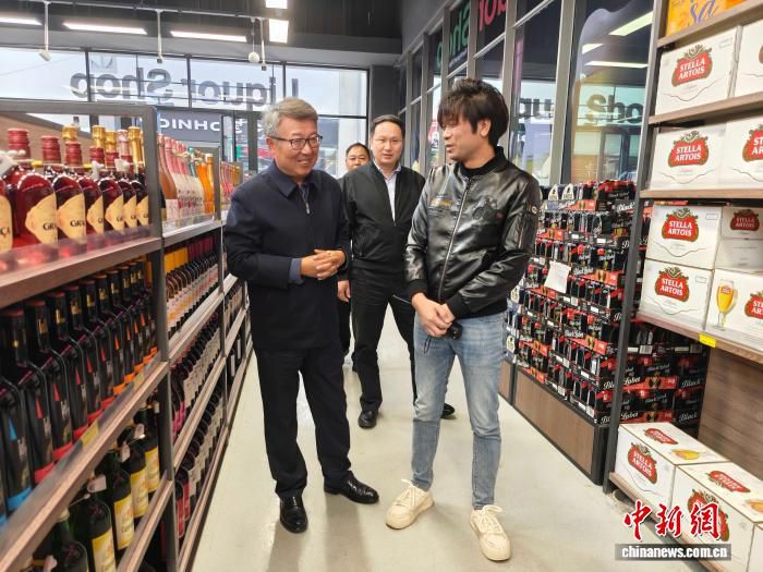 中国驻南非大使吴鹏赴比勒陀利亚检查指导侨商店铺安全