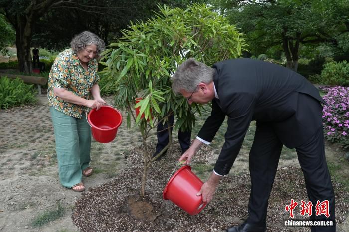 成都市植物园与爱丁堡皇家植物园签署五年合作备忘录  第2张