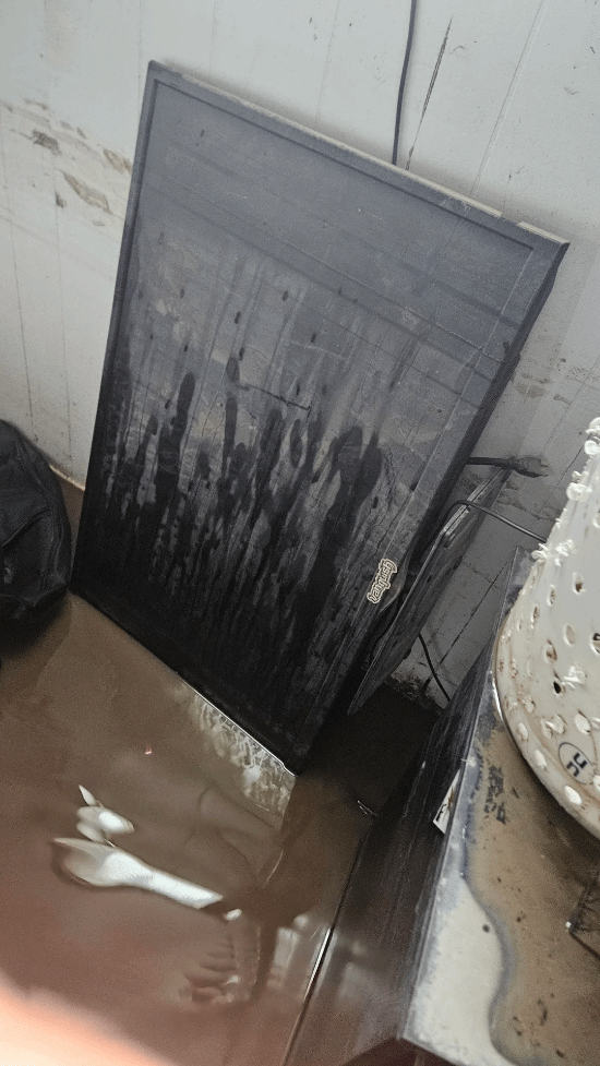 加拿大曼尼托巴省堤坝溃塌致民居进水 一玩家地下室积水6英尺游戏设备报废 保险公司拒赔  第3张