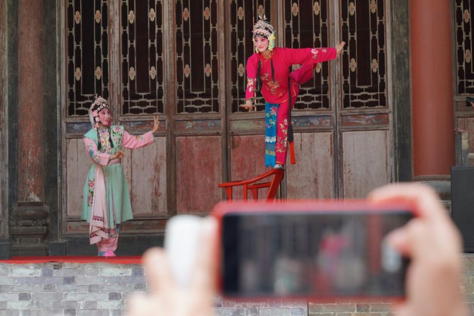 山西解州关帝庙古戏台上演蒲剧《挂画》 演员踩三寸跷鞋椅背上完成整套表演