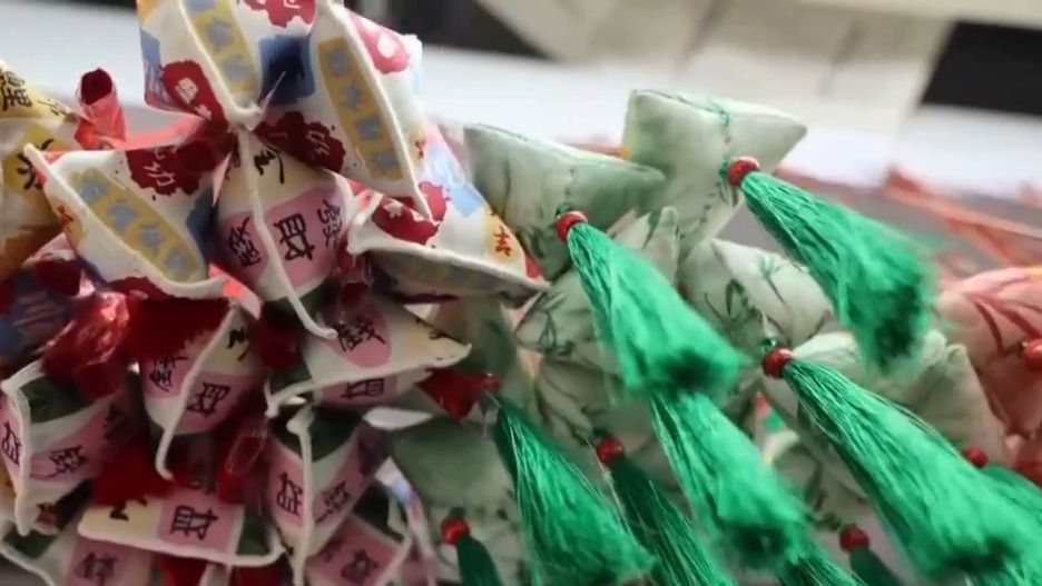 义乌国际商贸城端午庆用品销售升温 五彩绳香囊集中走俏