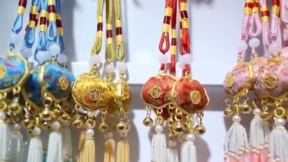 义乌国际商贸城端午庆用品销售升温 五彩绳香囊集中走俏  第3张