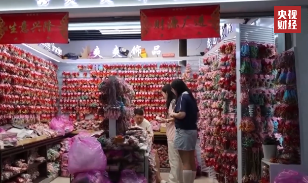 义乌国际商贸城端午庆用品销售升温 五彩绳香囊集中走俏  第2张